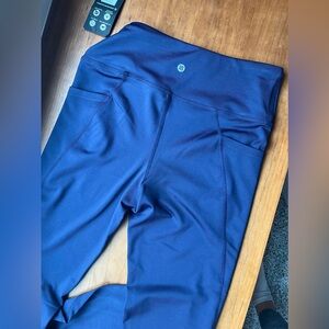 BNWT navy blue leggings with pockets.